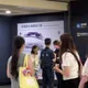 板橋車站女子攻擊陌生路人　亂扯頭髮還隔著警察開罵