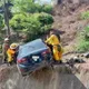 台南轎車驚悚卡邊坡懸空「2人受困」　17歲騎士昏迷送醫