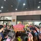 「粉紅超跑」突衝新竹縣政府　白沙屯媽祖讓信眾又驚又喜