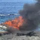 澎湖吉貝海邊廢棄漁船莫名起火　燒到剩骨架原因待查