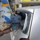 影/司機講電話分心！吊臂「插進轎車後座」撞擊瞬間曝