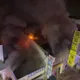 影/台南凌晨汽修廠惡火！3棟店面狂燒　69歲翁受困驚險獲救