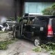 北市男駕車「突失去意識」撞燈桿釀2傷　波及路邊5車
