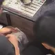 2男吃完鐵板燒竟拿千元假鈔付款　鬼鬼祟祟過程全被拍