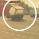 影/直擊！高雄小港化學槽車過彎失控　「離心力拋飛」翻覆