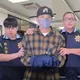 影/持續狼狽！坤達被帶出警局「直送新北地檢署」