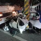 駭人現場曝！大貨車失控暴衝　路邊轎車輾壓擠成「廢鐵丸子」