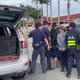 7人塞爆休旅車！警攔下盤查2人跳車狂奔　竟藏4失聯移工