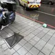 天降橫禍！板橋女騎士遭大樓鐵窗砸中　摔車送醫幸無礙