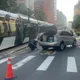 影/即刻救援!高雄駕駛轉彎撞斷輕軌號誌 暖警合力抬轎車