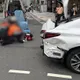 影/北市百萬轎車禮讓行人遭機車擦撞　2騎士受傷送醫