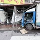 影/驚險！新竹小貨車遭推撞衝進小吃店　2婦嚇壞急逃