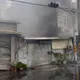 影/台南鐵皮倉庫火警！2民宅慘遭火舌延燒