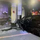 影/台南小客車驚悚碰撞「車頭慘變形」！　店家也遭波及