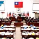 新竹市議會史上第一次！民進黨團霸佔主席台癱瘓議事　藍綠爆衝突