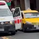 高雄救護車執勤中！小黃不滿被擋「狂按喇叭」逼讓路
