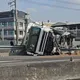 屏東砂石車疑爆胎　瞬間失控翻車撞毀護欄