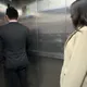 驚險!竹北大遠百電梯困半小時 13人湊門縫呼吸