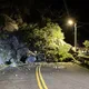 影/新北烏來聯外道路「巨石掉落」　漏夜搶通單線通行
