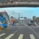 影/台灣大道小貨車失控翻滾　解體冒煙驚悚畫面曝光