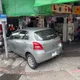 影/信義區轎車暴衝撞進40年老店　2店員受傷急送醫