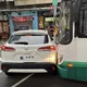 影/新北板橋公車、自小客擦撞　車頭毀損幸無人傷