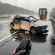 影/疑雨天濕滑！國3北上苑裡段轎車撞護欄　釀2死1傷悲劇