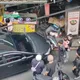 基隆廟口夜市旁轎車失控連撞店面！女騎士受傷送醫　現場一片混亂