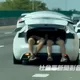 影/國道驚見人體行李！特斯拉載2男「雙腿掛車外」狂晃