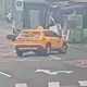 影/北市計程車「S型迴轉」！騎士閃躲不及撞違停貨車　雙腿遭削斷