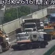 國10「拖板車撞護欄折甘蔗」！車道遭阻斷慘回堵