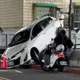 特技表演？南港婦疑打錯檔！　休旅車「神之一鏟」45度懸空