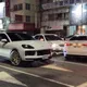 影/疑轉彎失控！轎車猛撞保時捷　驚悚瞬間曝光