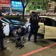 影/勞動節連假高雄警匪超硬大場面！高速撞4車「衝向分隔島」