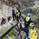 阿里山眠月線女山友踩空墜6米邊坡　林鐵人員、警消輪流背