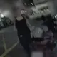 影/噁！「不明液體從天而降」高雄男女雙載被潑　屋主神隱
