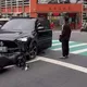 影/基隆市府前驚見「殭屍車」！駕駛「中邪般」失控滑行