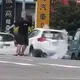 影/置生死於度外？竹北驚見司機「叼菸救援掉落漏氣瓦斯桶」