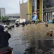 影/新莊「自來水管破路口淹大水」！交通管制範圍曝