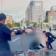 影/北市男喪屍松山街頭倒地抽搐　警上前關心查獲毒品