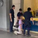 影/高雄50嵐門口長跪! 54歲男「護狗心切」央求車輛管制