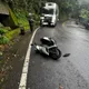 天雨路滑！騎士「人車滑到對向」撞上大貨車　魂斷北宜