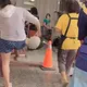 影/買不到包子給公婆吃! 礁溪女子當眾暴怒踹踢店內桌椅