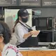 路易莎店員「肚子蓬蓬的」 揹嬰兒工作感動25萬人