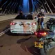 影/淡江大橋通車9小時首撞!黃牌重機追撞轎車 騎士當場噴飛