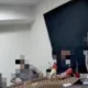 影/北市萬華民宅暗藏職業賭場 警突襲逮17人送辦