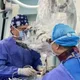 女子腰痛2年「脊髓擠滿千條寄生蟲」 醫曝:手術像...湯裡撈麵條