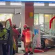 影/新竹轎車失控撞進超商!櫥窗全毀 國道客運疑遭波及