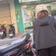 疑遭老先生撞車尾! 女騎士見「車牌歪」當街潰堤:斷企了啦