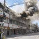 影/烏日透天大火竄煙 40消防員「頂著烈日救火」狂灌冰水